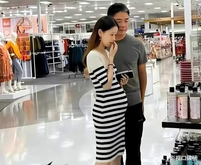 章泽天素颜现身，疲惫又憔悴，黑眼圈明显，一身打扮显邋遢