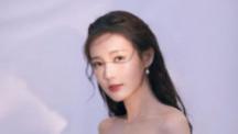 李一桐 李一桐身材太好了，一袭鎏金连衣裙配大红唇，太性感了。