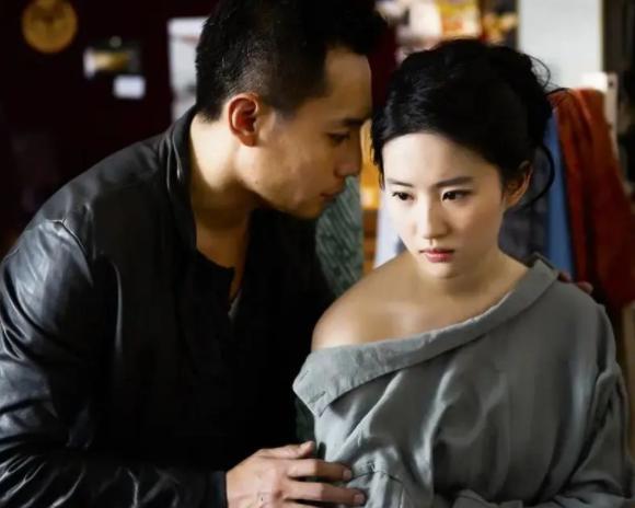 36岁女神刘亦菲吻戏曝光！闭眼享受全过程，打破仙里仙气的形象