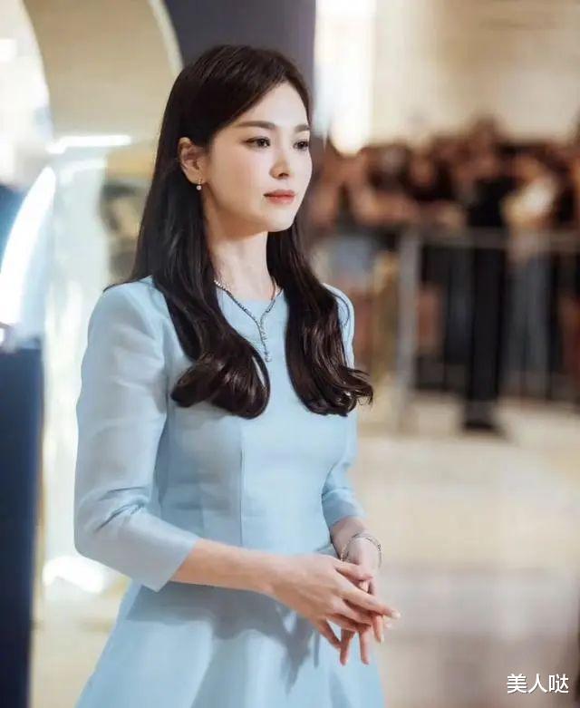 宋慧乔新发型像“整容”!41岁穿淡蓝长裙秀发披肩知性温婉,苹果肌饱满却很僵硬