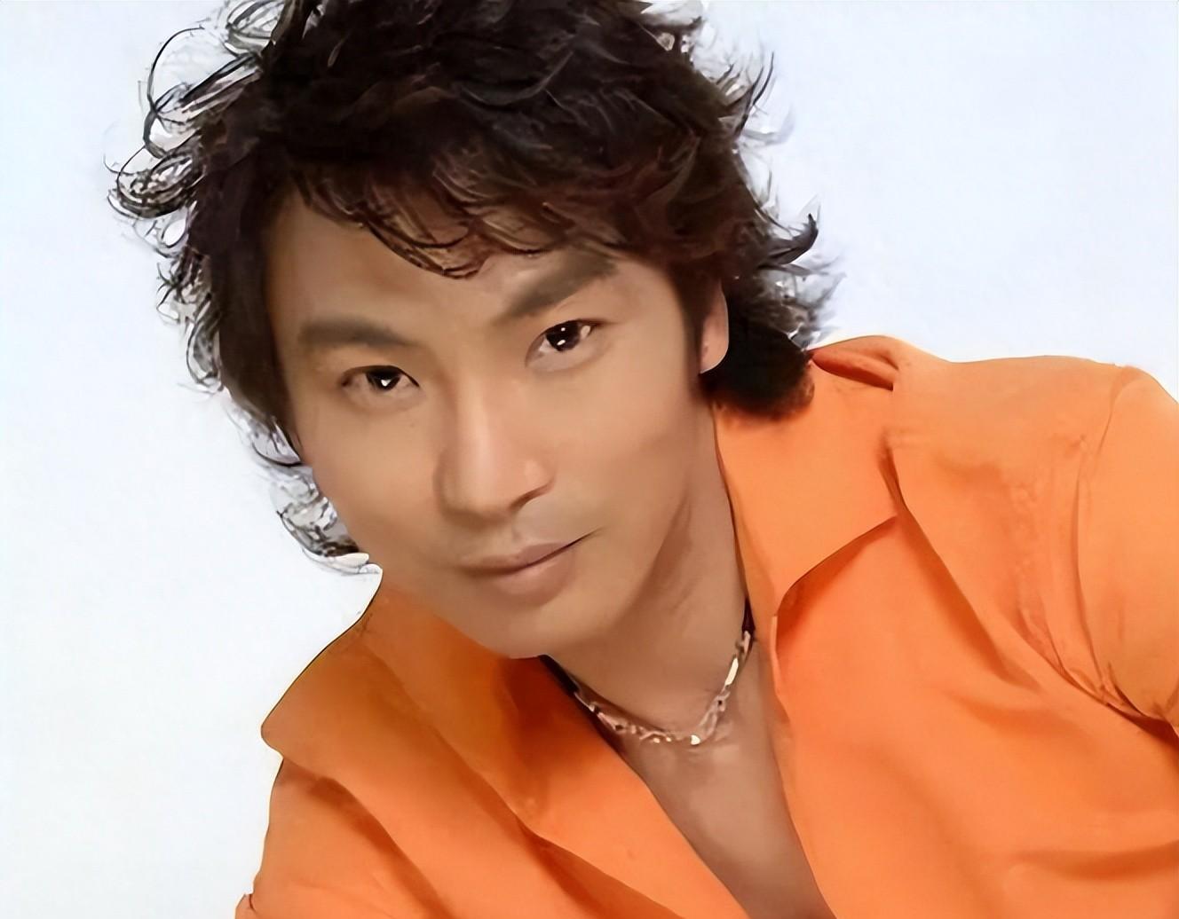 央视春晚|央视春晚一曲成名,被砍下巴脱落缝130针变阶下囚,今卖马桶为生