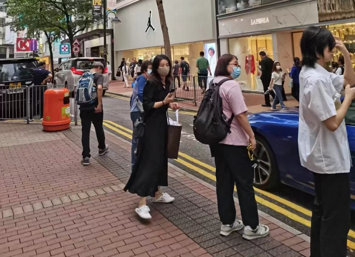 41岁郭晶晶在香港独自逛街！低调出门不带保镖，无豪车接送靠打车