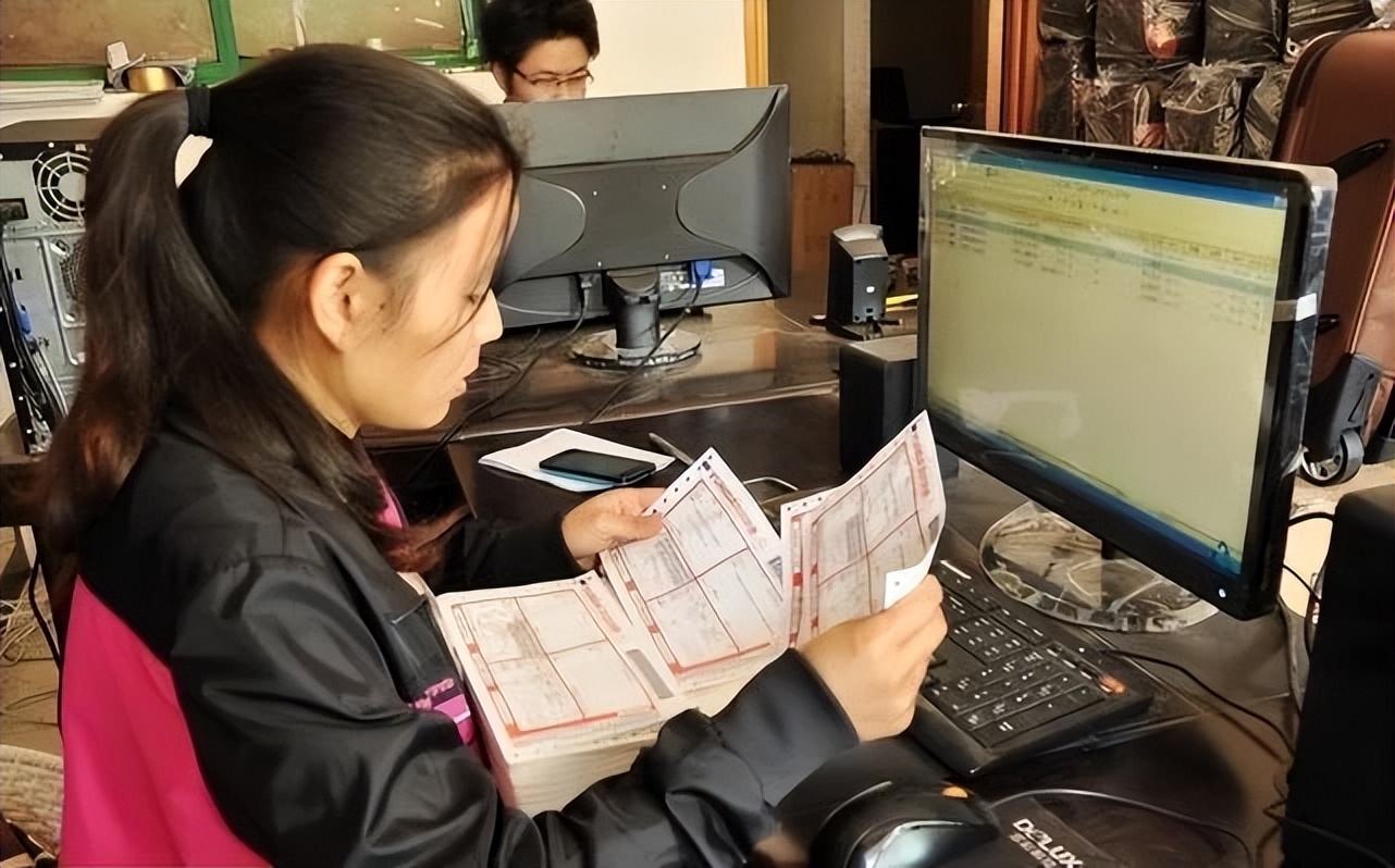 老板向员工借10万发工资，承诺月底多还2万，次月看到工资傻了眼