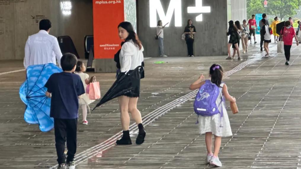 霍启刚一家五口逛街！霍中怡穿小白裙拎着购物袋，气场堪比小超模