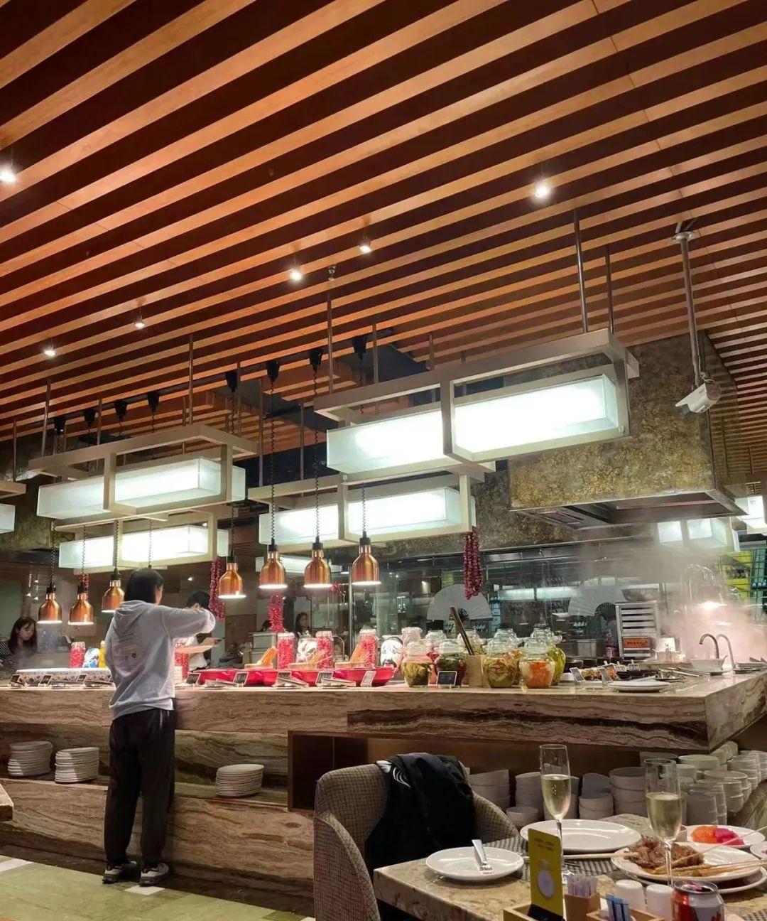 自助餐|不想点外卖的年轻人，盯上了12888元一年的酒店自助餐？