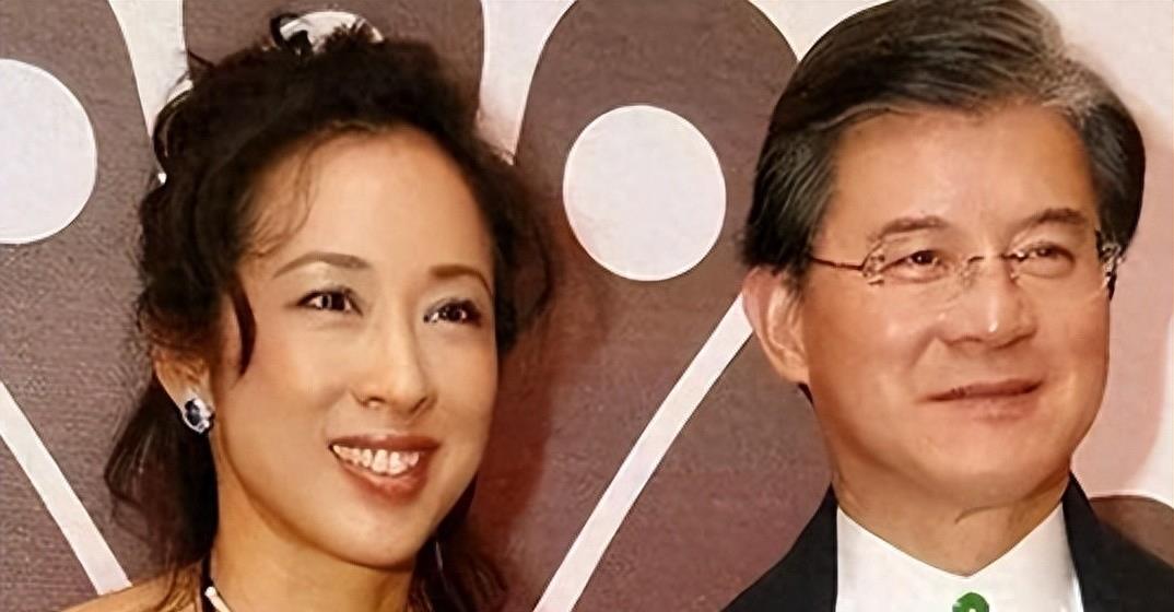 600亿财产!朱玲玲不掺和罗家夺产之争,网友:为霍启刚离婚了