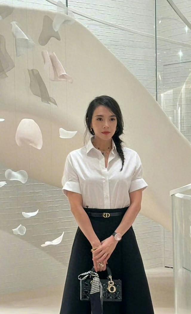 章子怡离婚后首次公开亮相，白衣黑裙开心露笑容，网友大赞：状态满分！离婚是女人最有效的医美