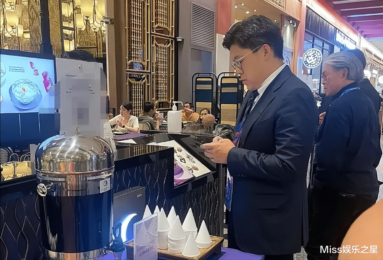 霍启刚到底有多优秀?与父亲在平价餐厅吃饭,身兼数职依然低调