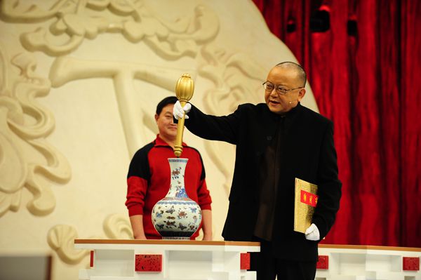 古董|2012年,王刚一锤砸碎了价值2亿的真古董花瓶,后来怎么样了?