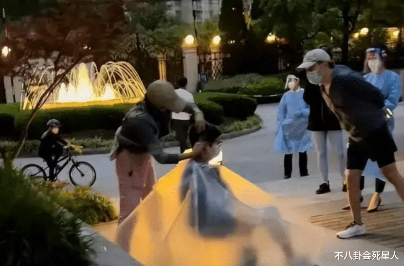 文章女儿素颜出镜，身材高挑但方脸塌鼻不如妈，意外曝光千万豪宅