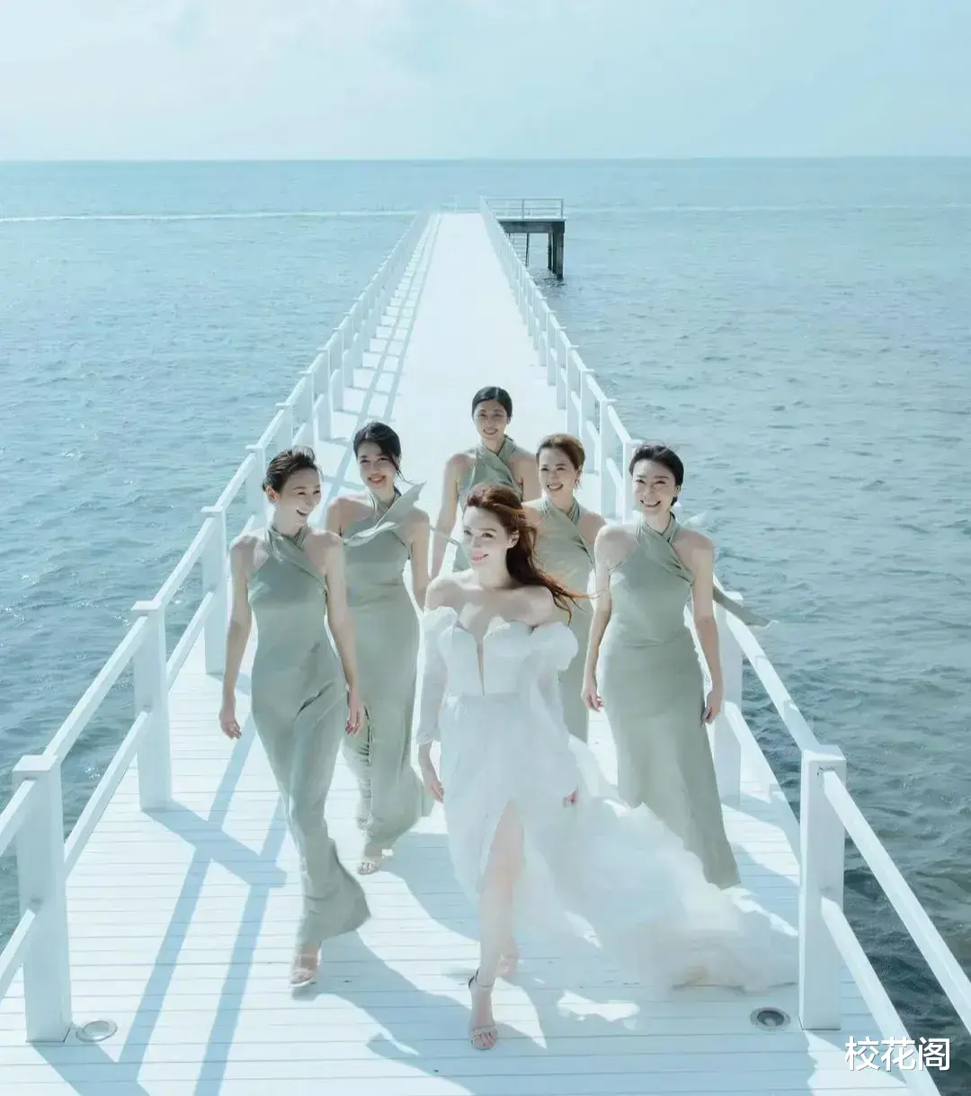 蔡思贝当汤洛雯伴娘很低调，拍海景照没参与，没抢花，合影站角落