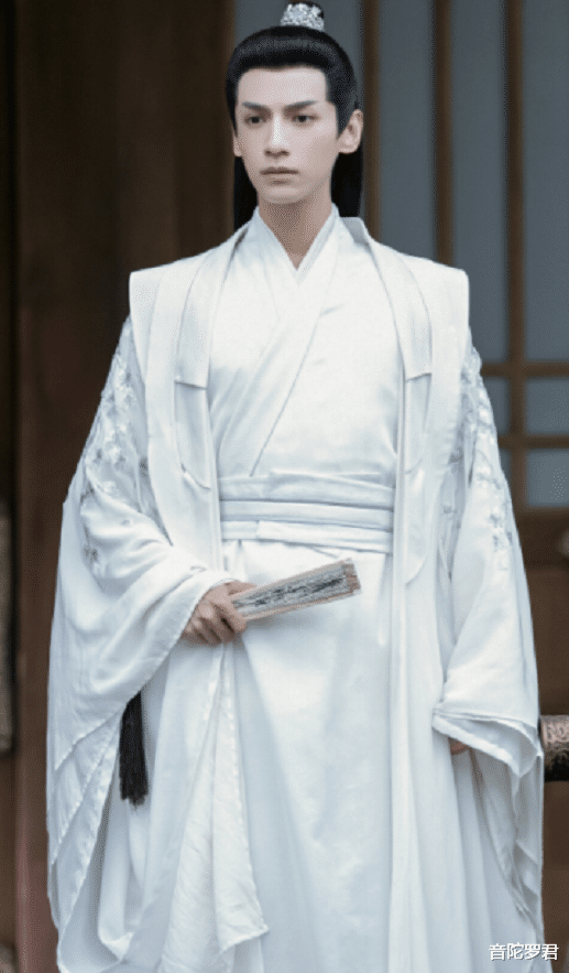 拿观众当弱视!这6位明星的身高最少谎报10厘米,露馅后真尴尬