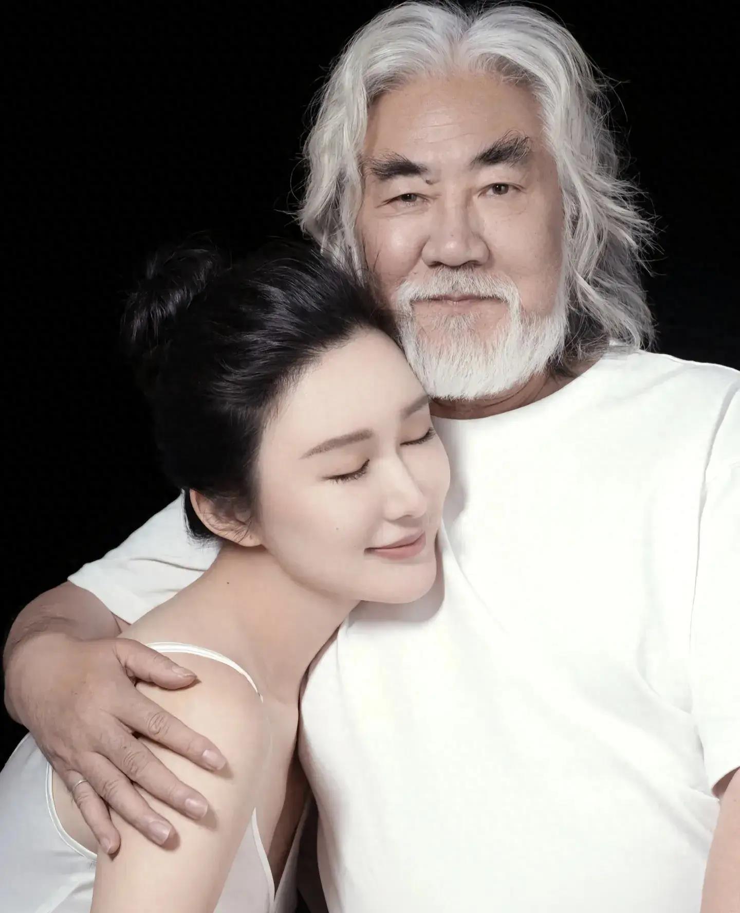 曝72岁张纪中与娇妻拍情侣写真，拍照姿势亲密大胆，引发网友热议