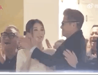 郭富城一家四口为爱驹打气，俩女儿像双胞胎颜值高，丈母娘同行