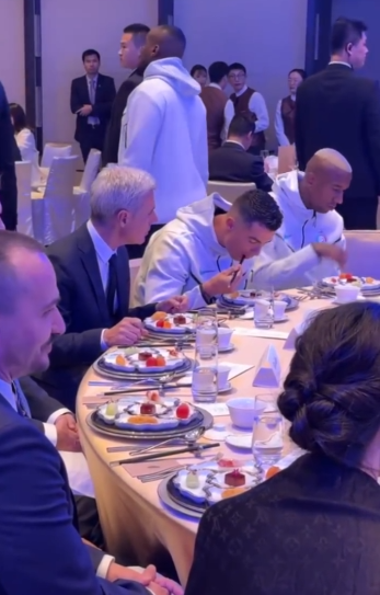 C罗参加晚宴,导演郭靖宇弟弟杨志刚与其同桌,演员岳丽娜也来了