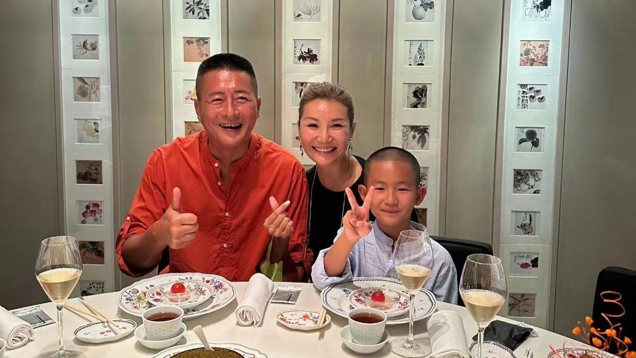 高曙光|江珊前夫晒全家福！与小16岁富豪老婆喝得满脸通红，7岁儿子似爸