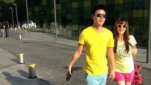 后悔了？曝李小璐想跟贾乃亮复婚，母亲疑将她送老头，网友：活该