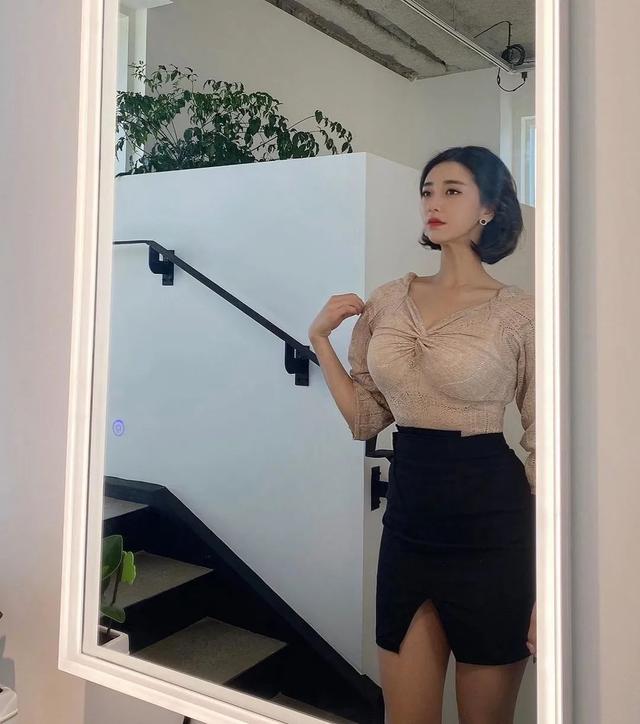 “现在的健身房老板娘，身材都这么野了吗？”