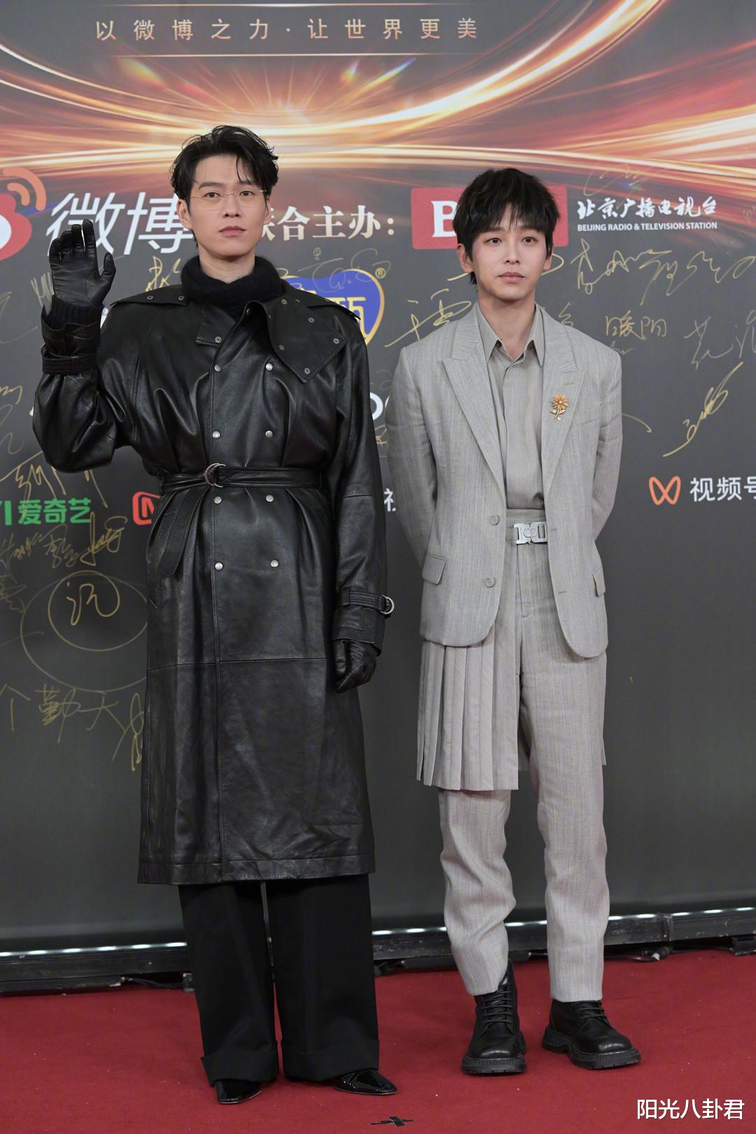 穿高跟、垫肩膀、假肌肉,男明星为显身材频闹笑话,还有男人味吗