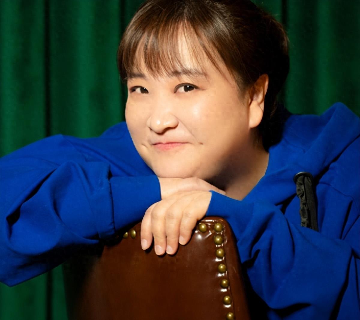 41岁的贾玲暴瘦50多斤脱胎换骨,漂亮到认不出,与张小斐故地重游