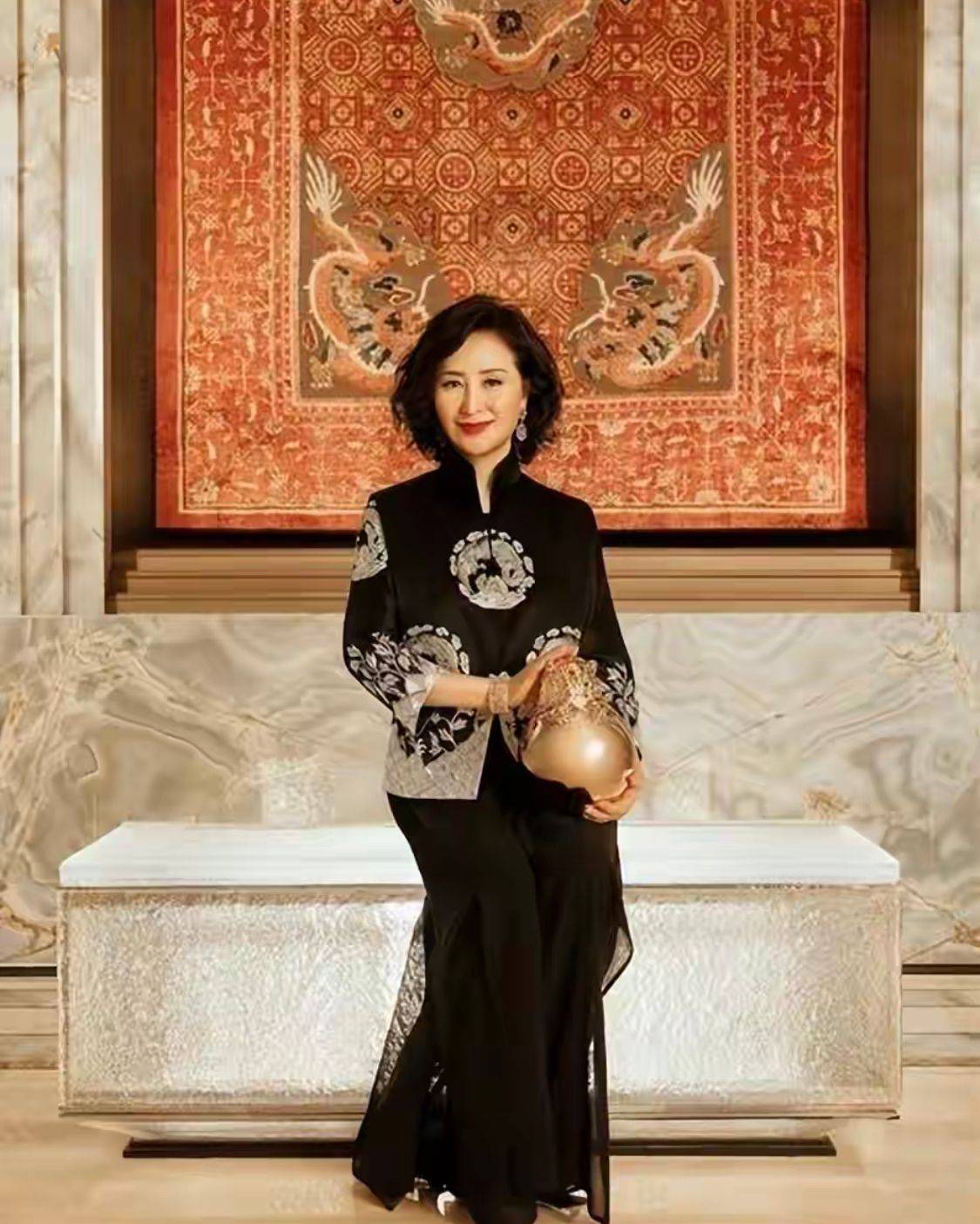 丝袜 看了何超琼的穿搭，我悟了：裙不配丝袜、妆不浓，身材发福也优雅
