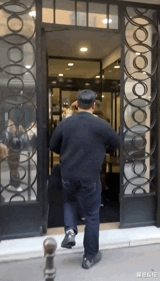 权志龙过往诡异举动被扒！疑似是毒瘾发作，肢体表情神似刘亚仁