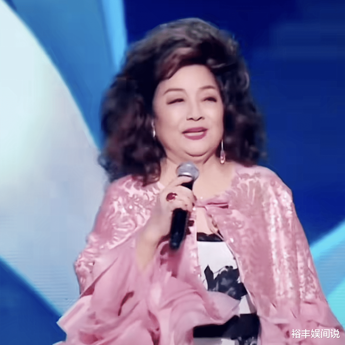 74岁徐小凤湾区晚会献唱遭质疑!口离麦远疑似假唱,多人在线回怼
