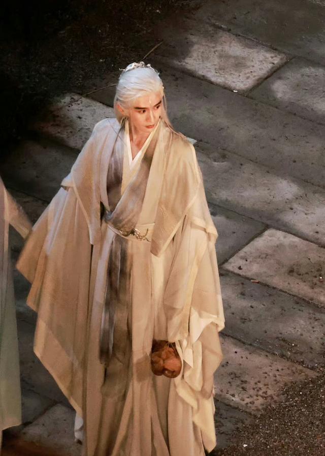 张云龙新剧白发造型被赞现身剧组与沈月翟潇闻同框拍戏