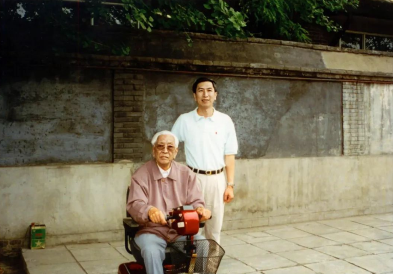 耿飚将军的儿子清华大学毕业后找工作，他帮别人不帮儿子