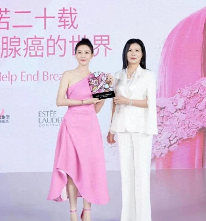 44岁高圆圆忙完工作连夜赶飞机，忘系上衣扣子，也不忘打包小笼包！