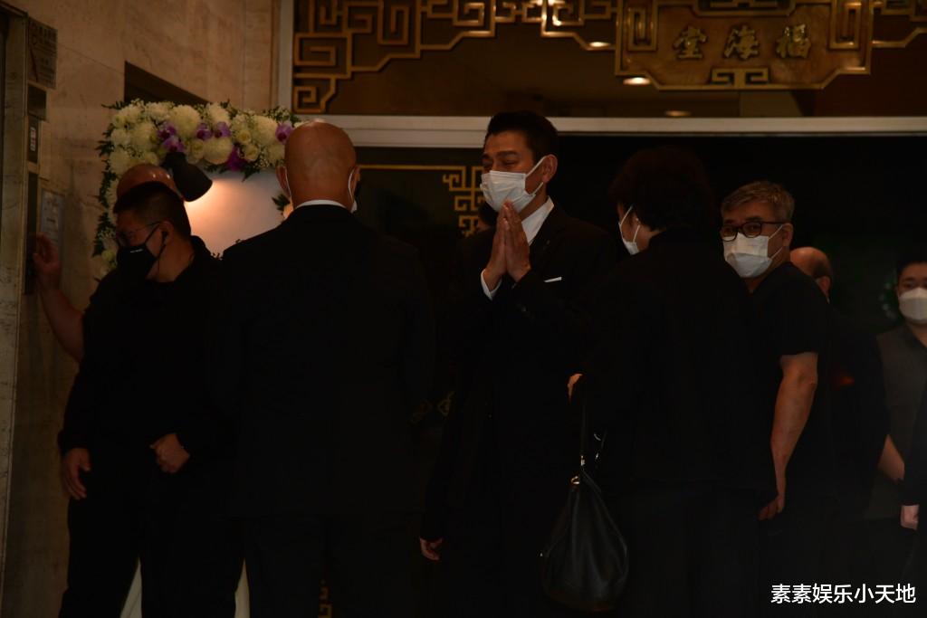 刘德华现身父亲灵堂,神心哀伤双手合十,刘妈妈不舍泪别