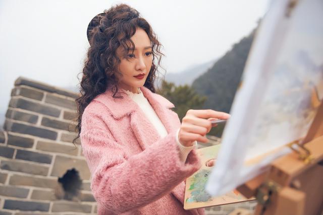 关晓彤卷发双马尾VS王鸥的小卷发，一个元气少女，一个轻熟俏皮！