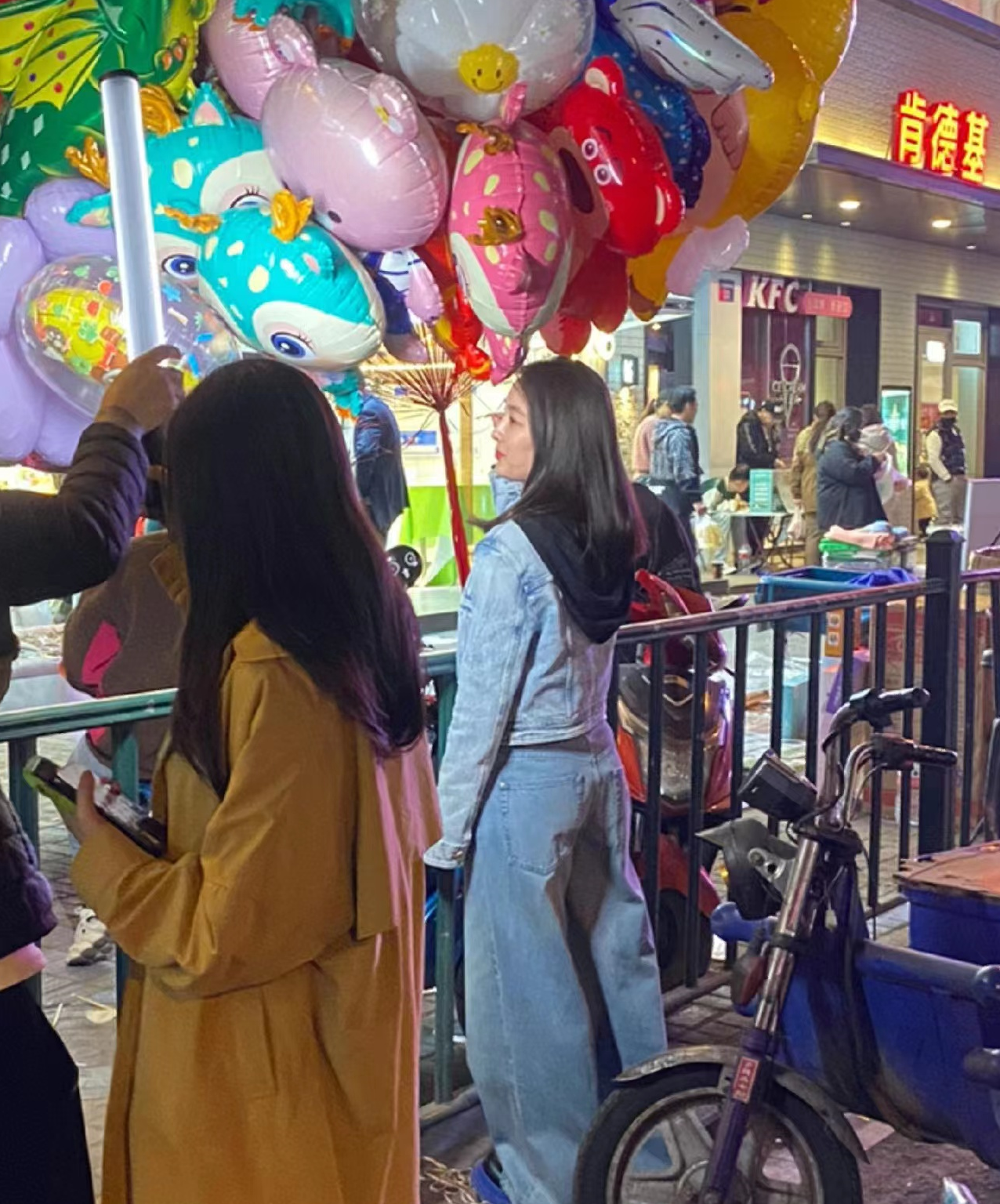 马苏|42岁马苏被偶遇逛路边摊，靠在货车上接地气，身形臃肿模样很路人