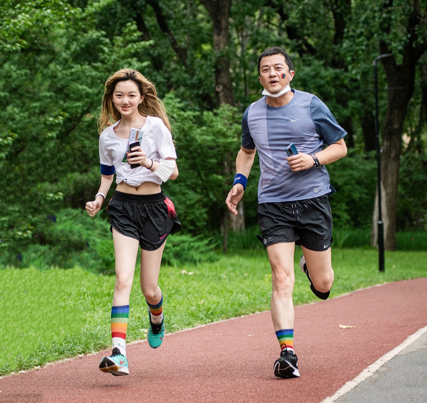 李嫣|王菲小女儿17岁生日,李嫣留学国外近照曝光,看不出唇腭裂好漂亮