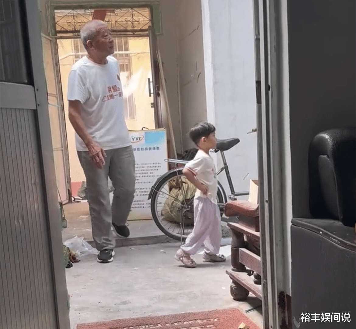 3岁小天赐随72岁爸爸回老家生活!花重金装修,细节透露满满父爱