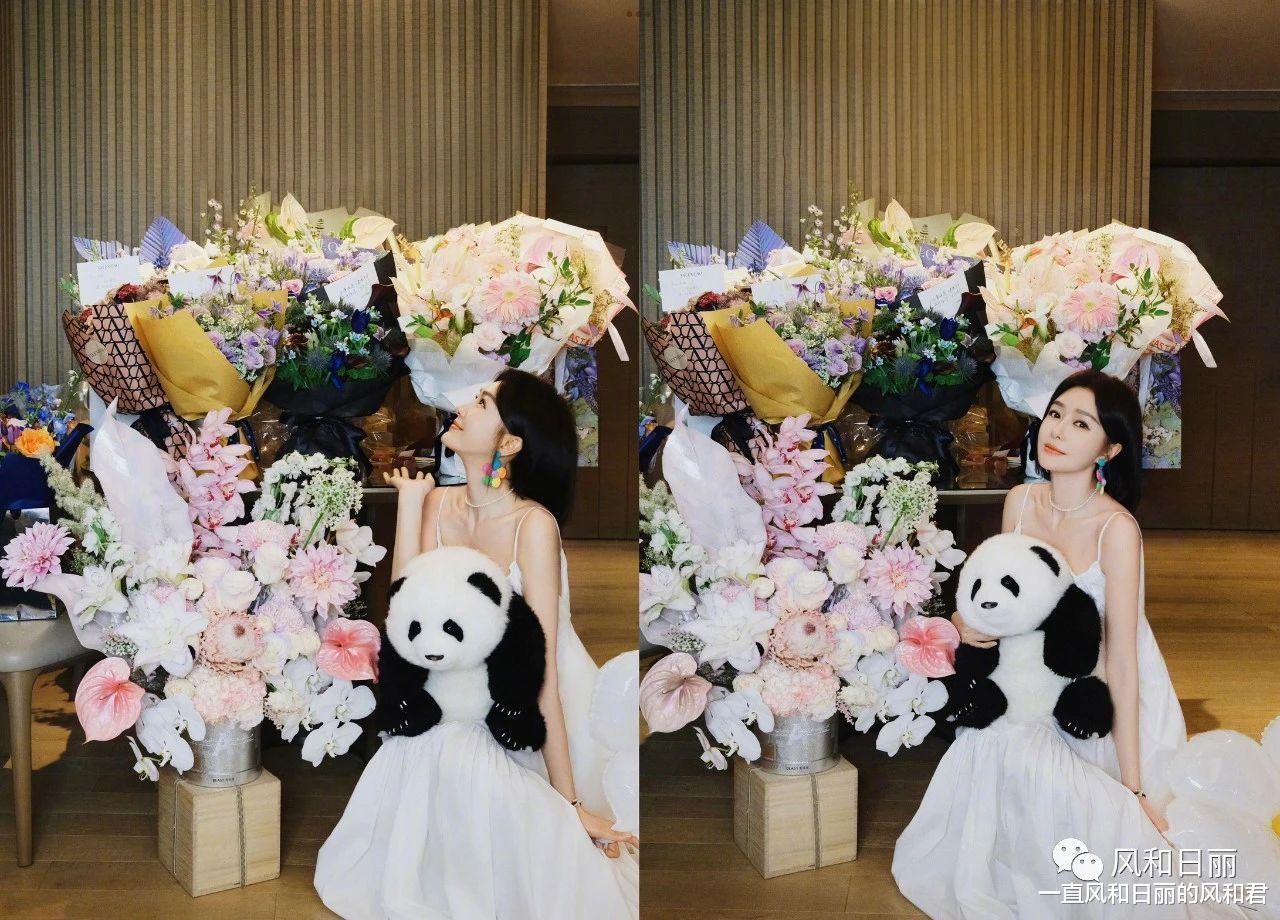 秦岚刚过完44岁生日,一身百褶短裙超减龄,事业爱情双丰收,春风得意