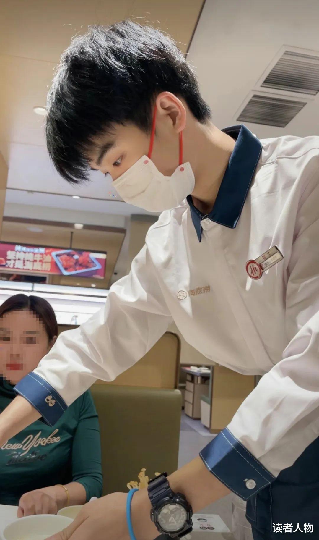 抖音|海底捞“奶狗男模”舔屏,比椰树椰汁还野!