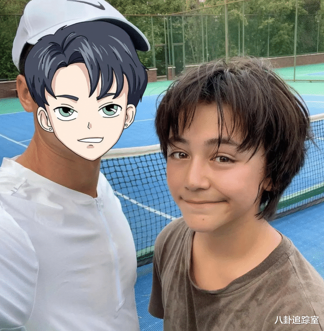 刘烨儿子近照曝光,12岁诺一打网球帅气似王子,亲自捡球被赞低调