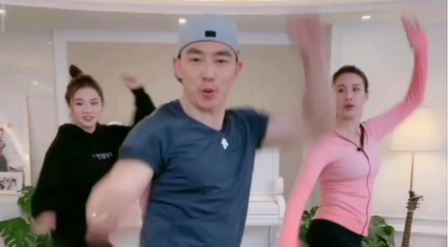 毽子|毽子舞减肥塑型?伤膝盖?为什么人人都在跳?