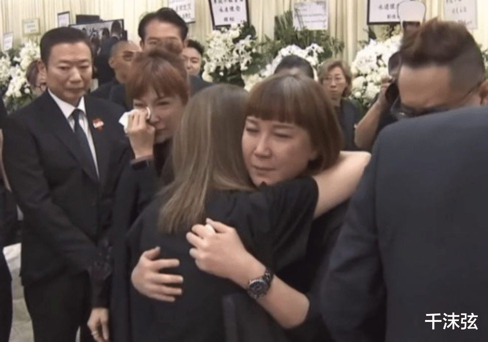 李玟姐姐“大闹灵堂”，喧哗大哭称妹妹被害死，继女呲牙笑太无礼