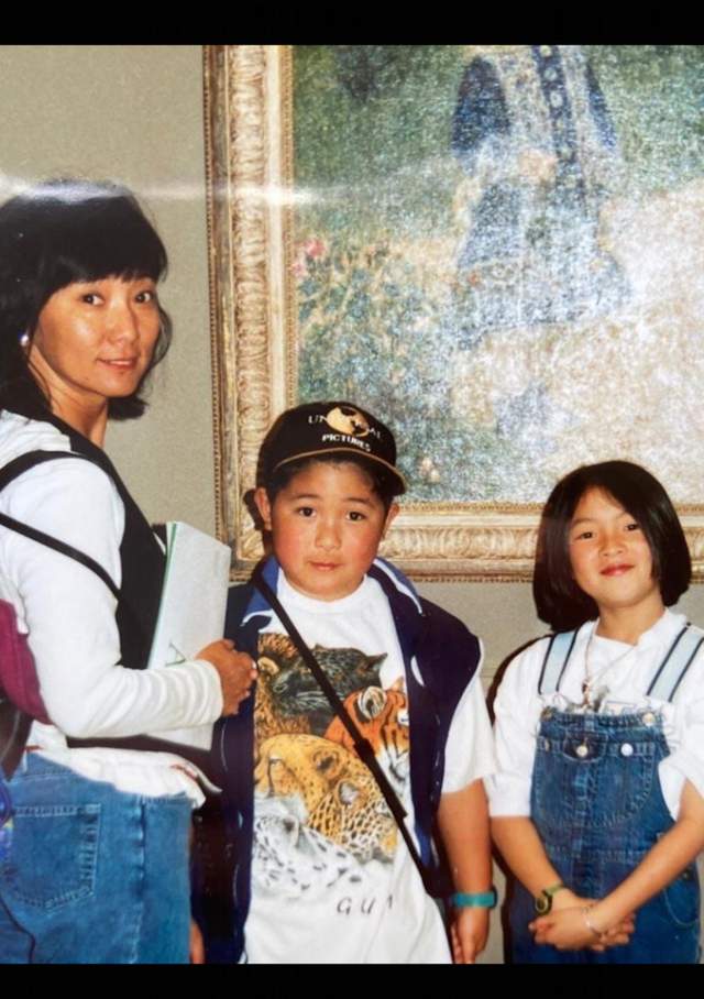 林子祥罕见与两任妻子同场,一时陪伴叶倩文,一时搂着前妻拍照