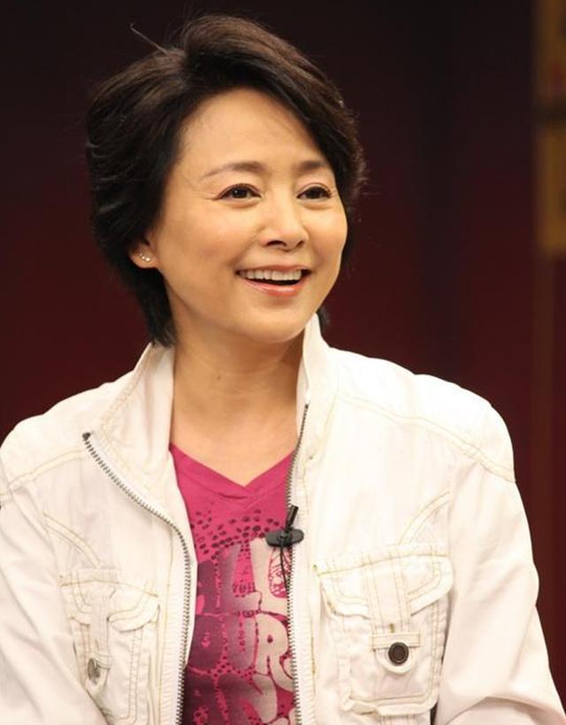 看到自然老去的张瑜,我悟了:60+女人,真就是发型+穿搭决定气质