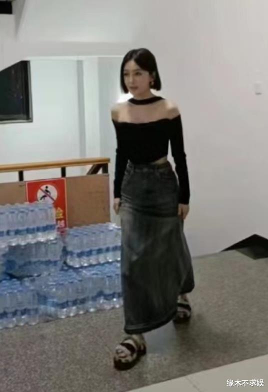 同居试婚后，秦岚现身医院，魏大勋异地营业，两人被曝已分手！