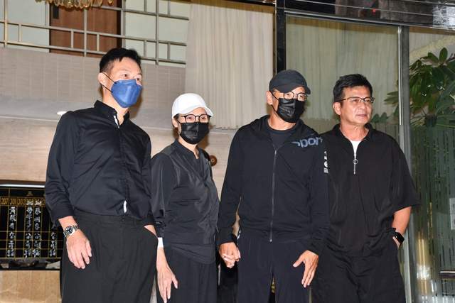 刘德华双眼红肿送亡父，年迈刘母悲伤露面，被护送提早离开灵堂