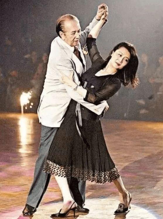 何超欣|奚梦瑶何超欣参加婚礼,姑嫂同框差别大,何超欣被调侃像工作人员