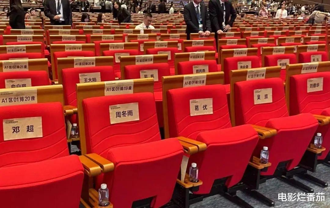 金鸡一刻：周冬雨邓超红眼眶，殷桃闫妮洒泪，李雪健获奖全体起立