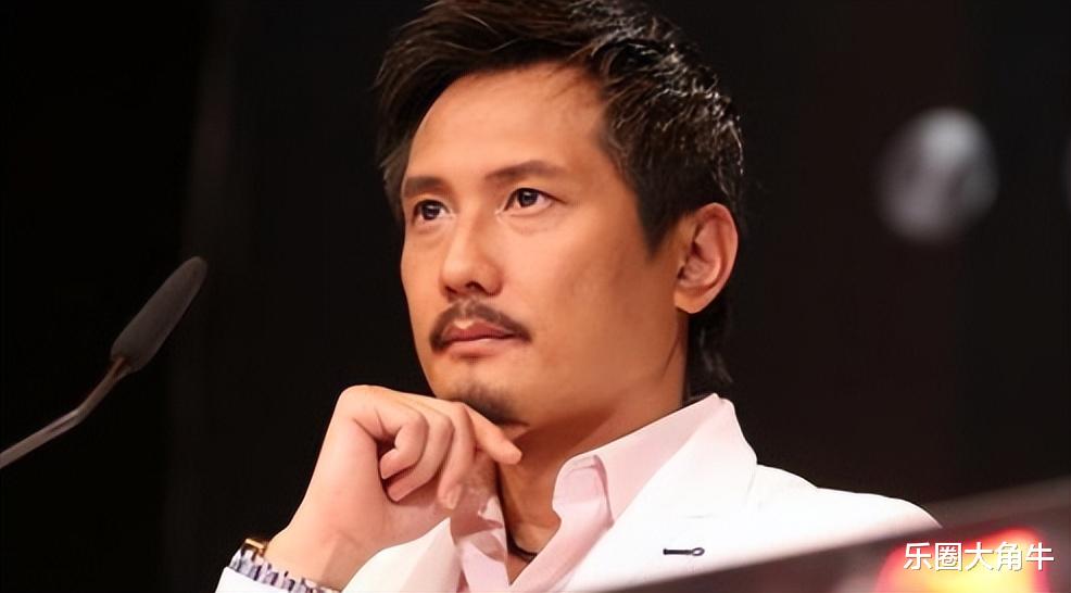 56岁包小柏:娶圈外人妻子,女儿因患癌离世,与哥哥抱头痛哭