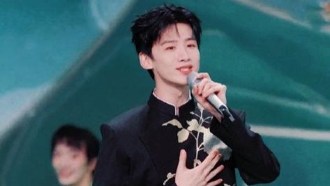 白敬亭得罪央视，强占C位毁掉春晚，这次他彻底完了...