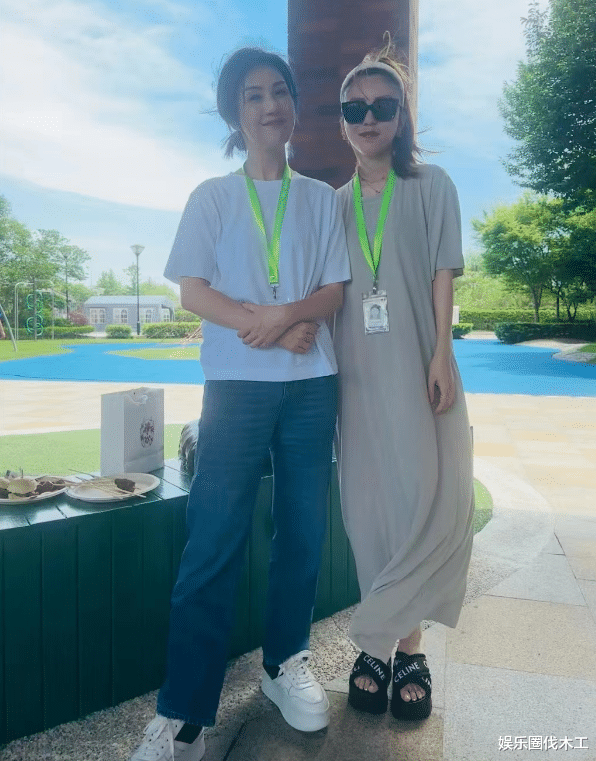 杨千嬅参加儿子毕业典礼,自己穿着朴素低调,儿子学费一年35万