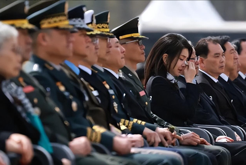 韩国第一夫人出席纪念仪式！穿黑白配戴手套显端庄，娃娃脸抢风头